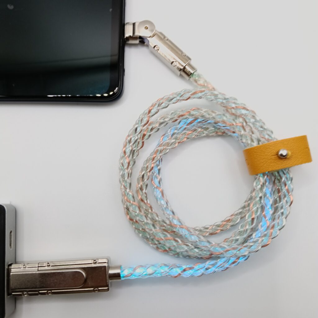 Zoom sui connettori zinco del cavo luminoso rotante usb